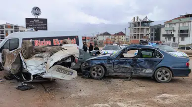 Bursa'da 14 yaşındaki sürücü, park halindeki 3 araca çarptı: 8 yaralı