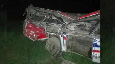 Nepal'de yolcu otobüsü uçuruma yuvarlandı : 13 ölü , 34 yaralı