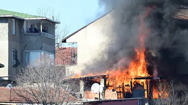Ümraniye'de gecekonduda yangın! Alevler 2 katlı evin çatısına sıçradı