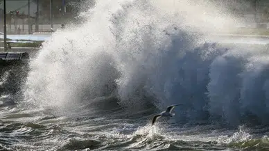 Meteoroloji uyardı : Denizlerde fırtına etkili olacak
