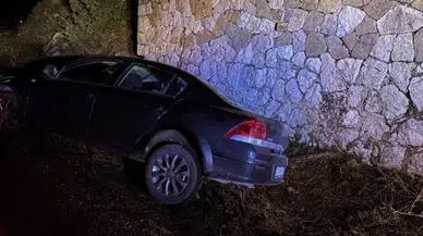 Isparta'da otomobil yol savruldu : 3 kişi yaralandı