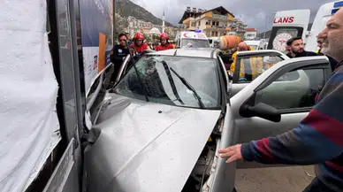 Muğla Fethiye'de otomobil duvara çarptı : Ölü ve yaralılar var