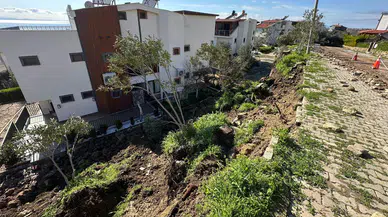 Çanakkale Ayvacık’ta şiddetli yağış : Sitenin istinat duvarı çöktü