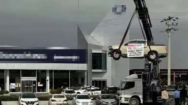 Adana’da sıfır kamyonet krizi : Vinçle bayinin önünde sergilendi