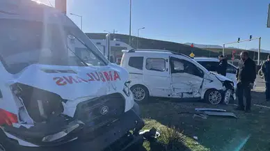 Bingöl'de ambulans ile hasta yakınının kullandığı ticari araç çarpıştı