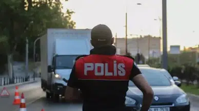 İstanbul Beylikdüzü'nde kovalamaca : Polisten kaçıp park halindeki araçlara çarptılar