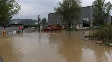 İzmir'de dere taştı , mahalleler su altında kaldı