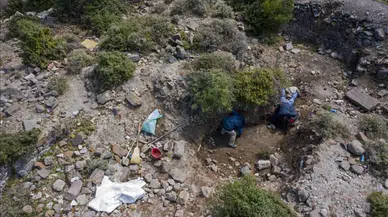 Bahçesinde 40 metre kuyu kazdı : Define aramaktan tutuklandı