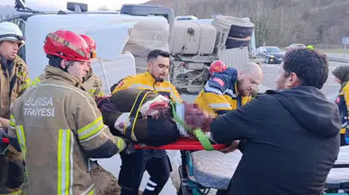 Bursa'da beton mikseri devrildi : Aracın altında kalan sürücü ağır yaralandı