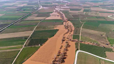 Manisa'da Gediz Nehri taştı : Tarım arazileri su altında kaldı