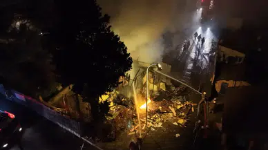 Üsküdar'da iki katlı metruk bina alevlere teslim oldu!