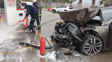Antalya'da otomobil akaryakıt istasyonuna daldı, facianın eşiğinden dönüldü