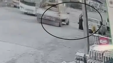 Hatay'da seyir halindeki aracın açılan kapağı kadını yaraladı : O anlar kamerada