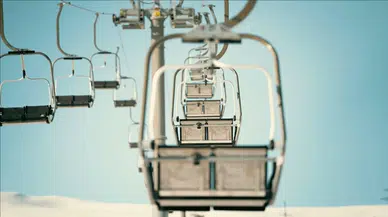 Japonya'da çantası telesiyeje sıkışan genç kadın hayatını kaybetti