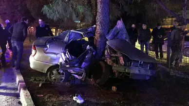 Düzce'de feci kaza : Otomobil ağaca çarptı, sürücü yaralandı