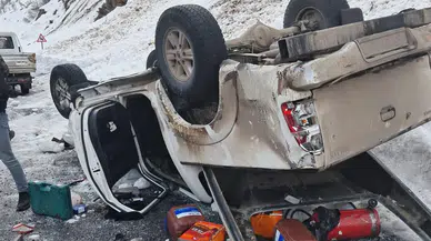 Hakkari-Çukurca yolunda trafik kazası : Kamyonet takla attı , 2 yaralı
