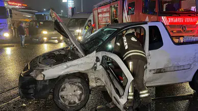 Arnavutköy’de gece yarısı kaza : İki araç çarpıştı, sürücü araçta sıkıştı