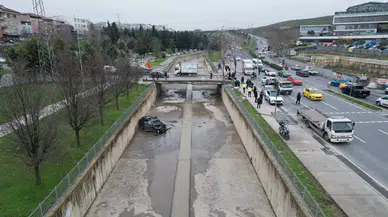 Küçükçekmece'de araç dereye uçtu : Sürücü yaralandı