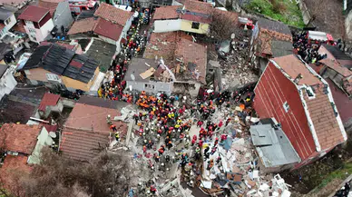 Fatih’te çöken binaların enkazında bir kişinin cansız bedenine ulaşıldı