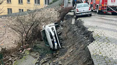 Üsküdar'da kuvvetli yağış : Yol çöktü, otomobil çukura düştü