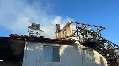 Denizli'de yangın : Evin çatısı kullanılamaz hale geldi