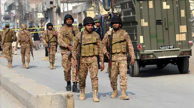 Afganistan, Pakistan'da bir karakolu hedef aldı : 14 asker öldü