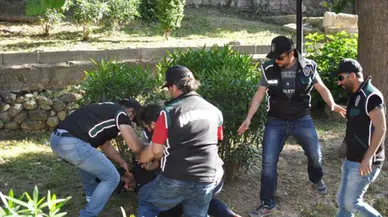 İzmir'de dev uyuşturucu operasyonu : Torbacılara dağıtılacak 366 bin uyuşturucu hap ele geçirildi