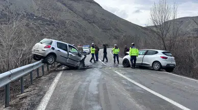 Erzincan-Kemah yolunda iki aracın çarpışması sonucu 4 kişi yaralandı