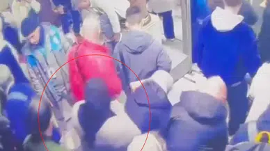 Sultanahmet Meydanı'nda yankesicilik yapan 2 kadın suçüstü yakalandı