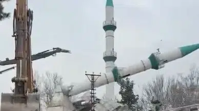 Malatya'da depremde ağır hasar gören cami kontrollü şekilde yıkıldı