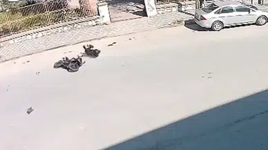 Manisa’da U dönüşü yapan otomobil motosiklete çarptı : Sürücü park halindeki aracın altına sürüklendi