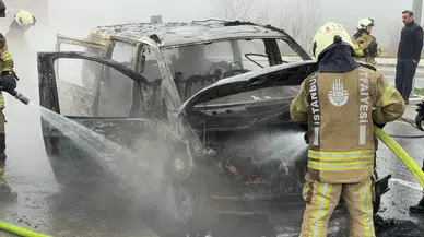 Arnavutköy'de seyir halindeki taksi alev alev yandı