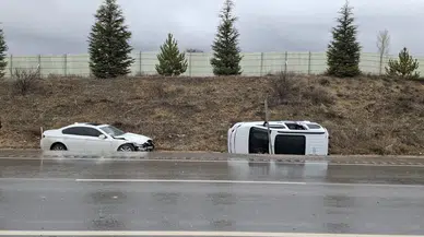 Afyonkarahisar'da otomobille hafif ticari aracın çarpıştığı kazada 6 kişi yaralandı