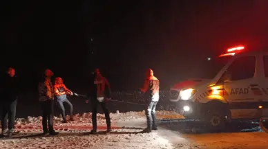 Ağrı'da kar ve tipi etkisi : Araç şarampole kaydı