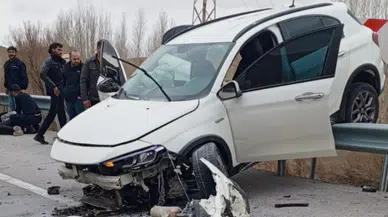 Van'da korkunç kaza : Otomobil bariyerlerde asılı kaldı, 4 yaralı var