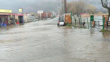 İzmir'de şiddetli sağanak nedeniyle Gölcük Gölü taştı