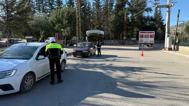 Adana'nın Kozan ilçesinde trafik denetimleri : 10 araç ve 4 motosiklet trafikten men