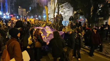 Beyoğlu'nda Kadınlar Günü yürüyüşünde 5 kişi gözaltına alındı