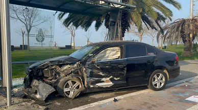 Kartal'da bir araç otomobil durağına daldı : 2 yaralı