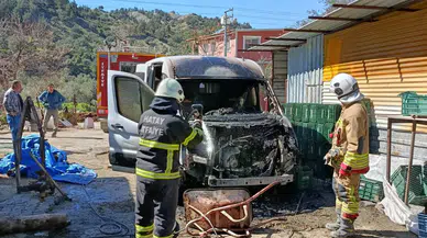Arsuz’da park halindeki minibüs alev alev yandı