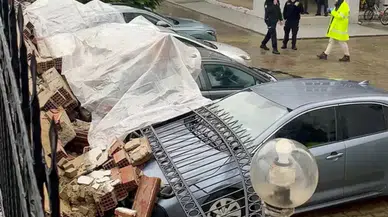 Aydın'da istinat duvarının çökmesi sonucu 4 araçta hasar oluştu