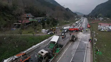 Sakarya'da zincirleme kaza : Ortalık savaş alanında döndü, 2 yaralı