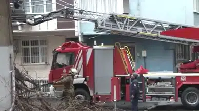 Bağcılar'da binanın çatısı çöktü : 2 araç hasar aldı