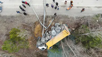 Kastamonu'da korkunç kaza : Sürücü fenalaştı, kamyon şarampole devrildi