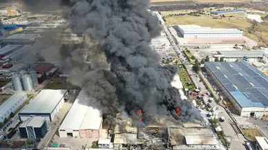 İzmir'de korkutan yangın : Boya atölyesi ve depolar alevlere teslim oldu