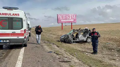 Aksaray'da otomobil tıra arkadan çarptı : Araç hurdaya döndü , 1 kişi hayatını kaybetti