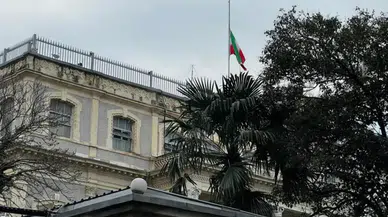 Fatih'teki İran Başkonsolosluğu'nda bayraklar yarıya indirildi