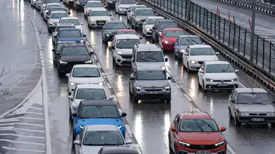 Dönüş yolculuğu başladı : İstanbul'da trafik yoğunluğu yaşanıyor