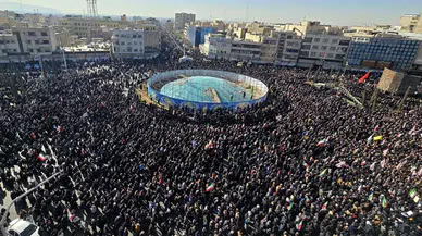 İran ayağa kalktı : Hamaney için yüz binler meydanlara döküldü