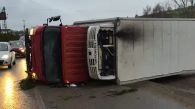 Bursa'da kamyon fabrika duvarına çarptı : 2 kişi yaralandı